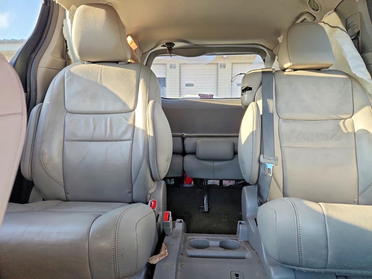 2017 TOYOTA SIENNA photo 19