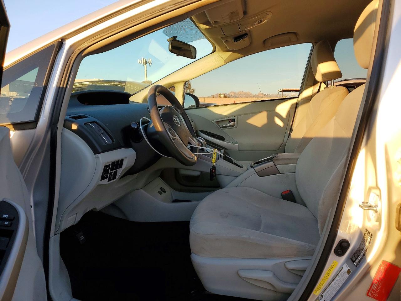 2015 TOYOTA PRIUS photo 7