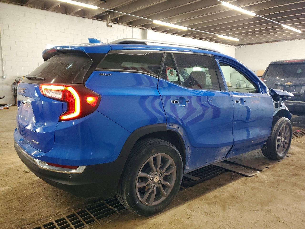 2024 GMC TERRAIN SLT photo 5