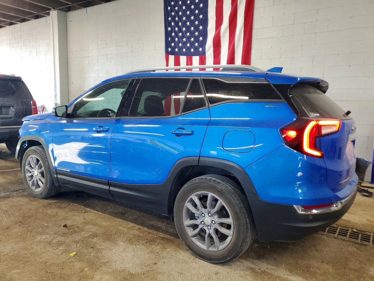 2024 GMC TERRAIN SLT photo 3