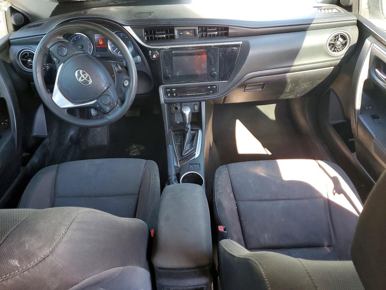2019 TOYOTA COROLLA L photo 8