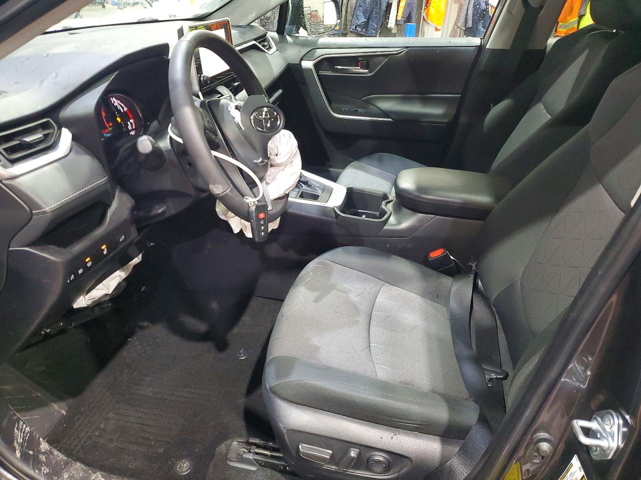 2024 TOYOTA RAV4 XLE photo 7