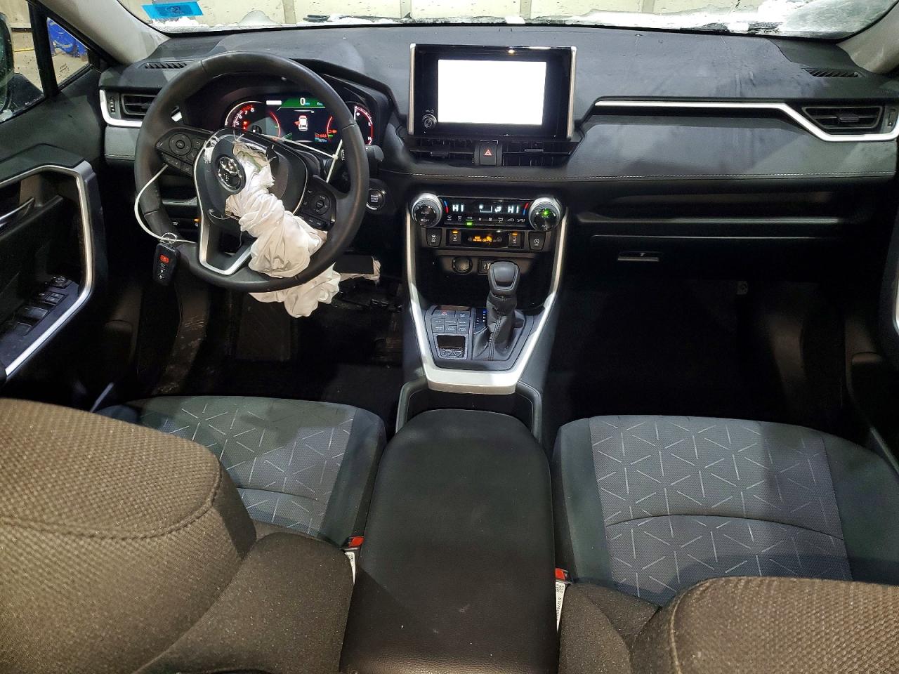 2024 TOYOTA RAV4 XLE photo 8