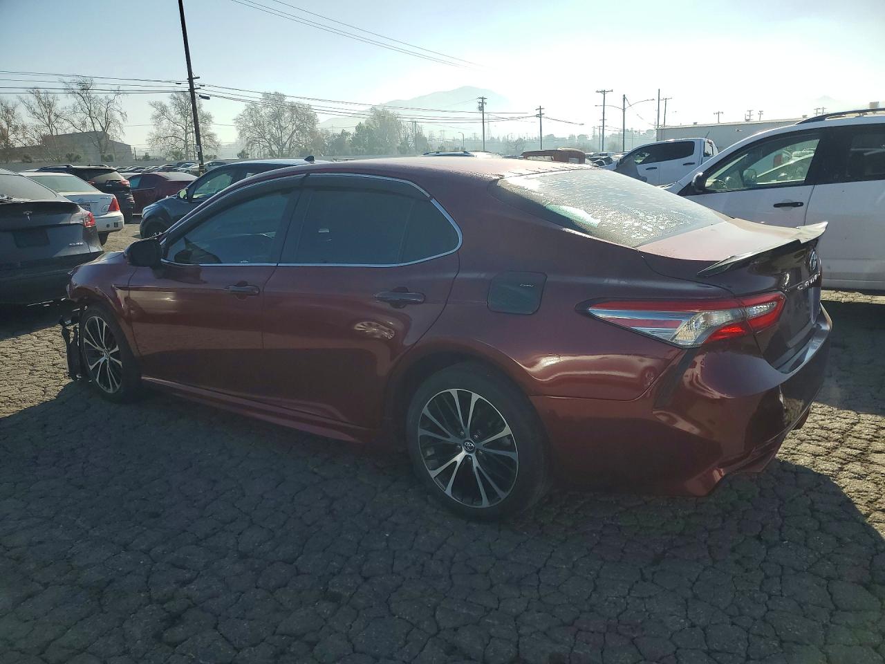 2018 TOYOTA CAMRY SE photo 3
