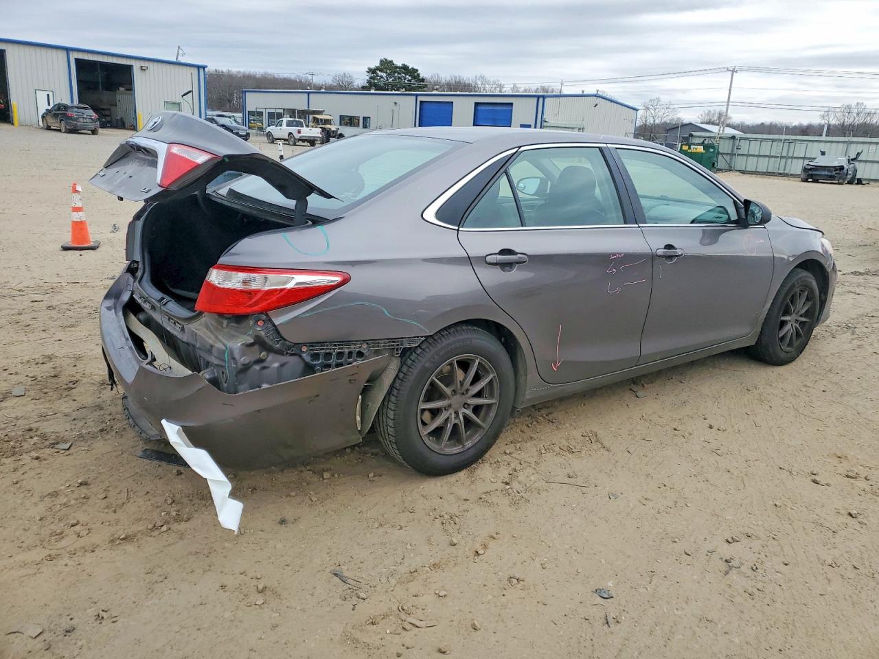2017 TOYOTA CAMRY LE photo 3