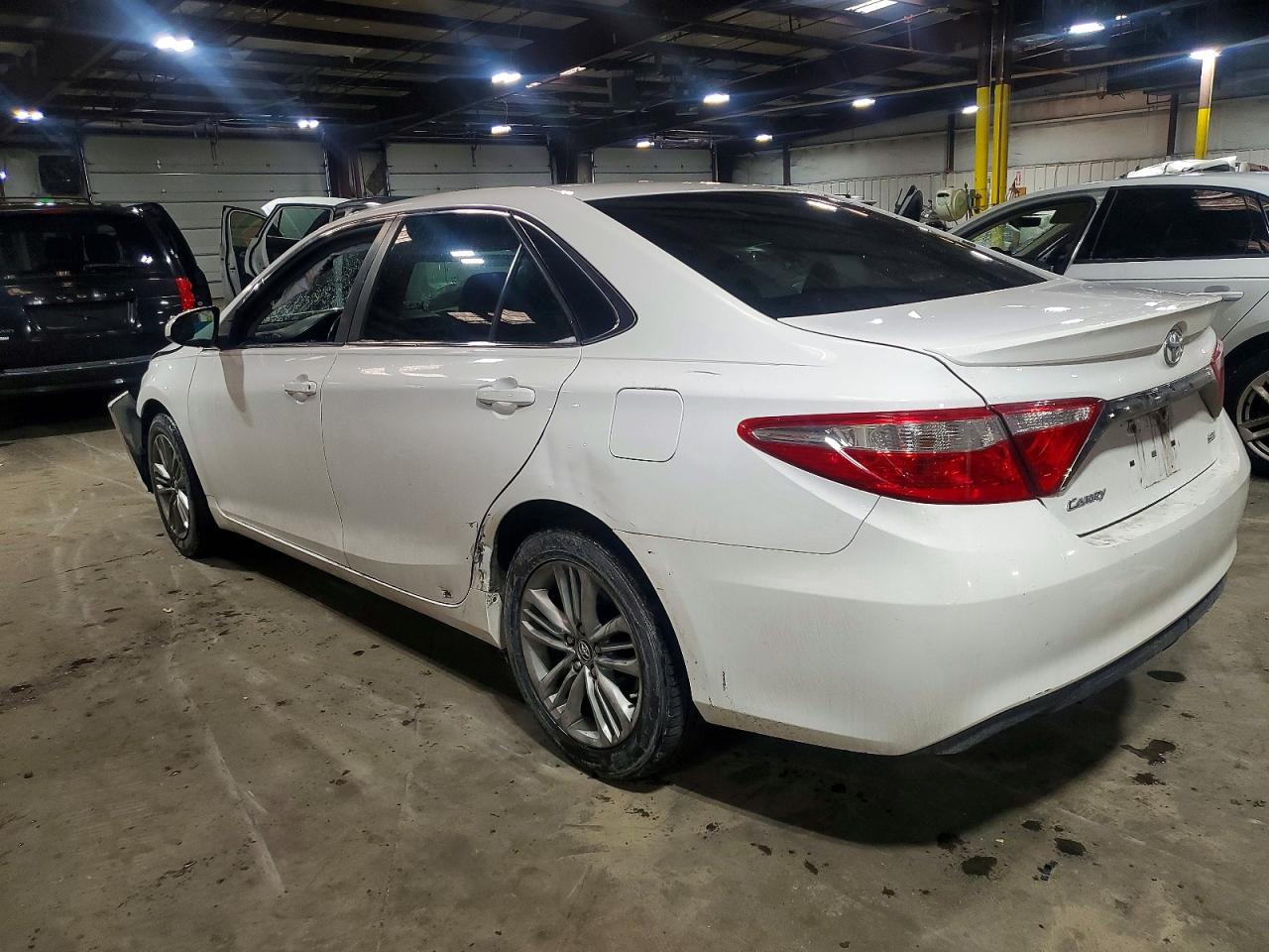 2015 TOYOTA CAMRY LE photo 2