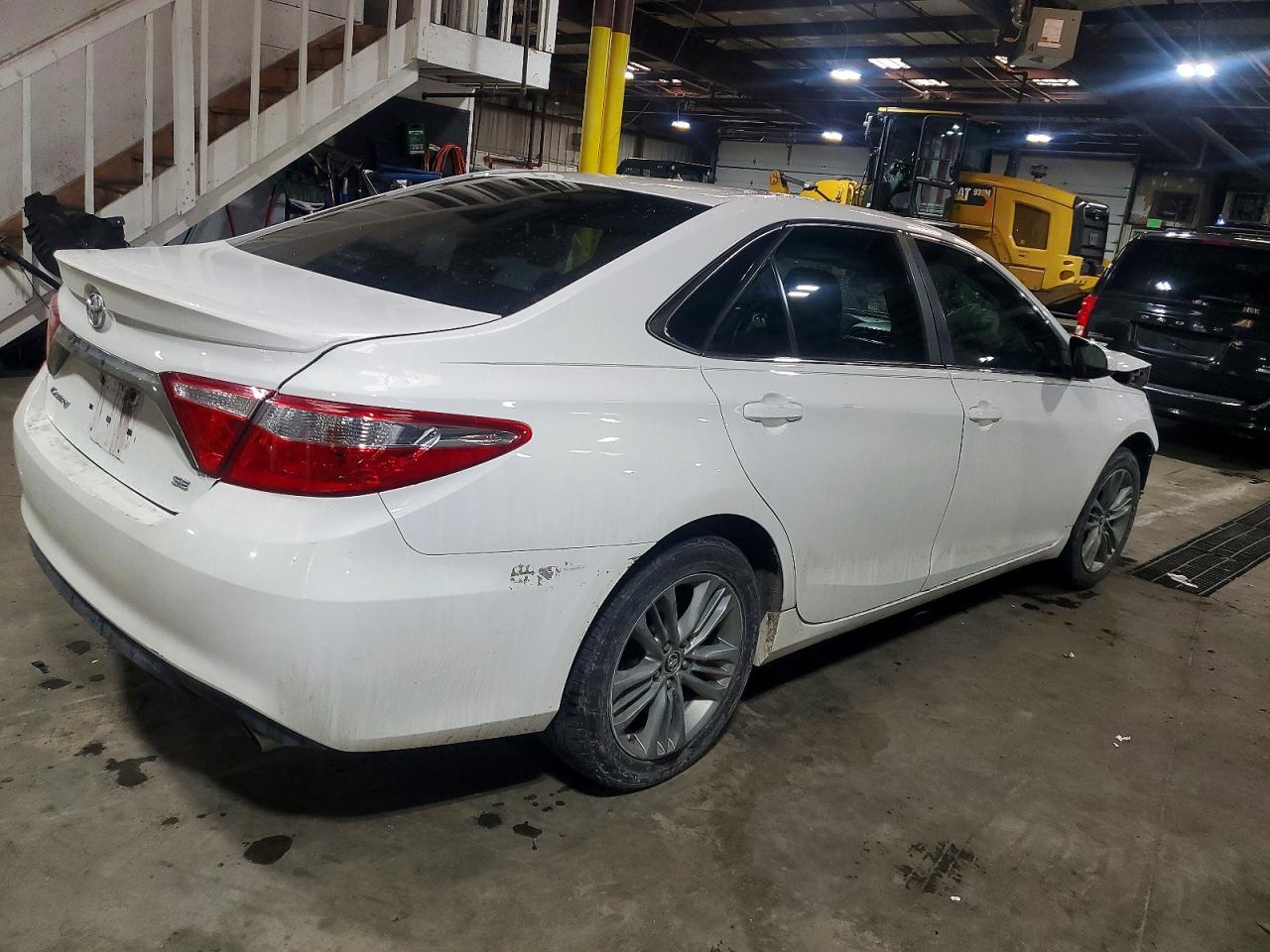 2015 TOYOTA CAMRY LE photo 3