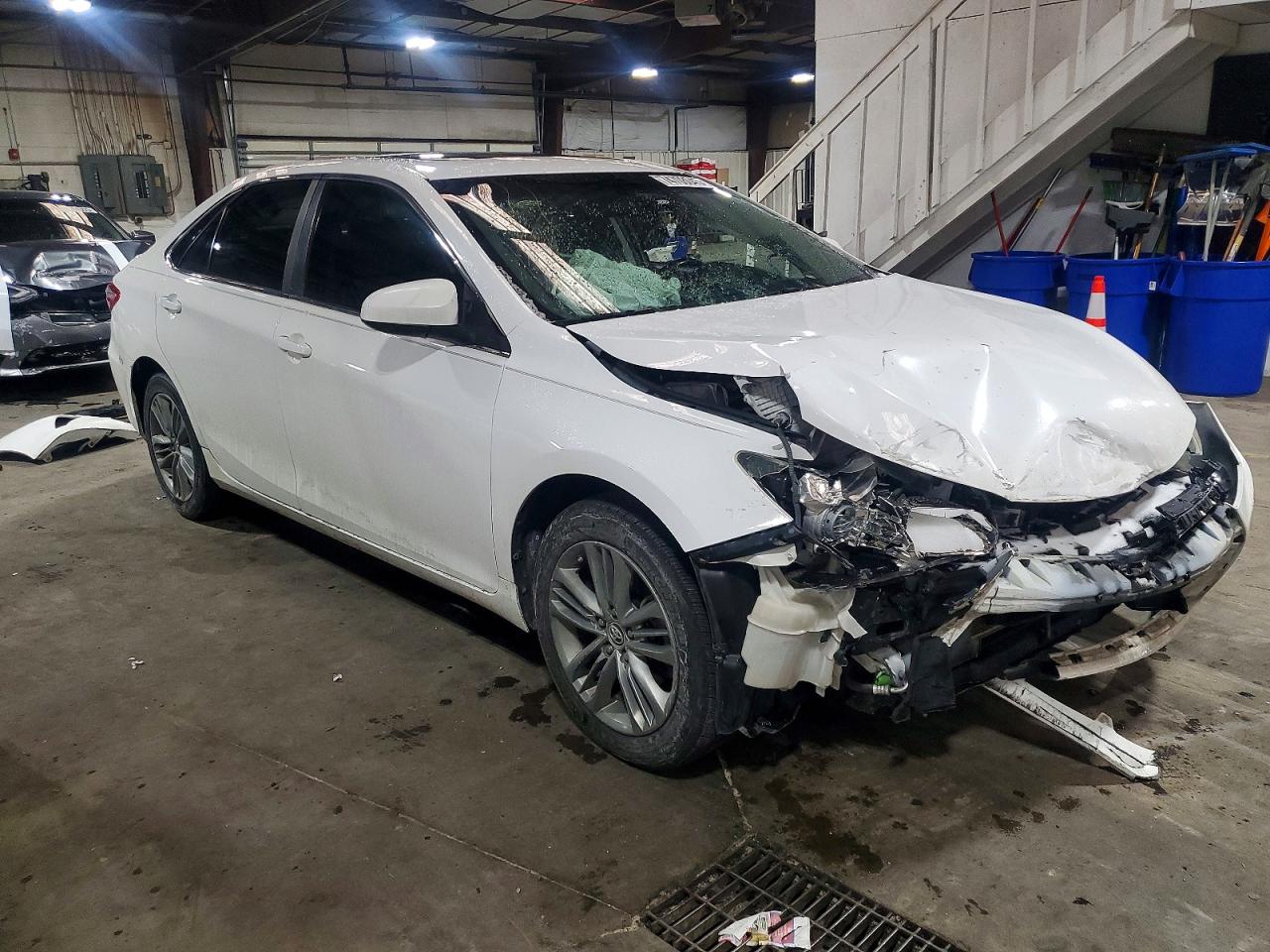 2015 TOYOTA CAMRY LE photo 4