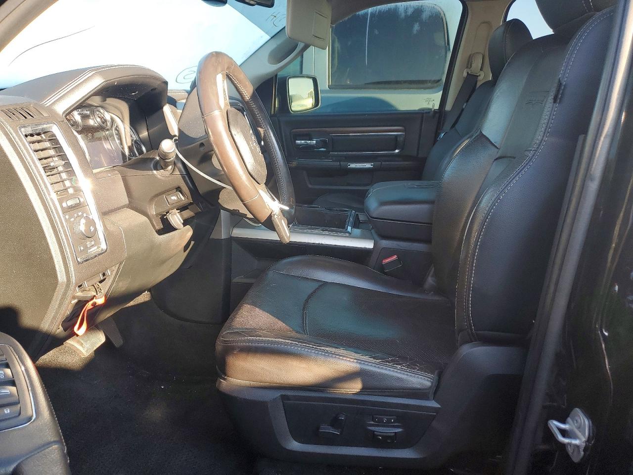 2015 RAM 1500 LARAMIE photo 13