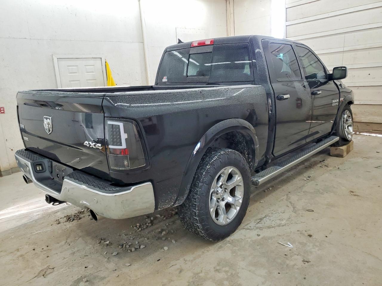 2015 RAM 1500 LARAMIE photo 5