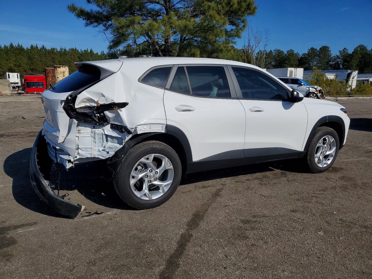 2025 CHEVROLET TRAX LS photo 3