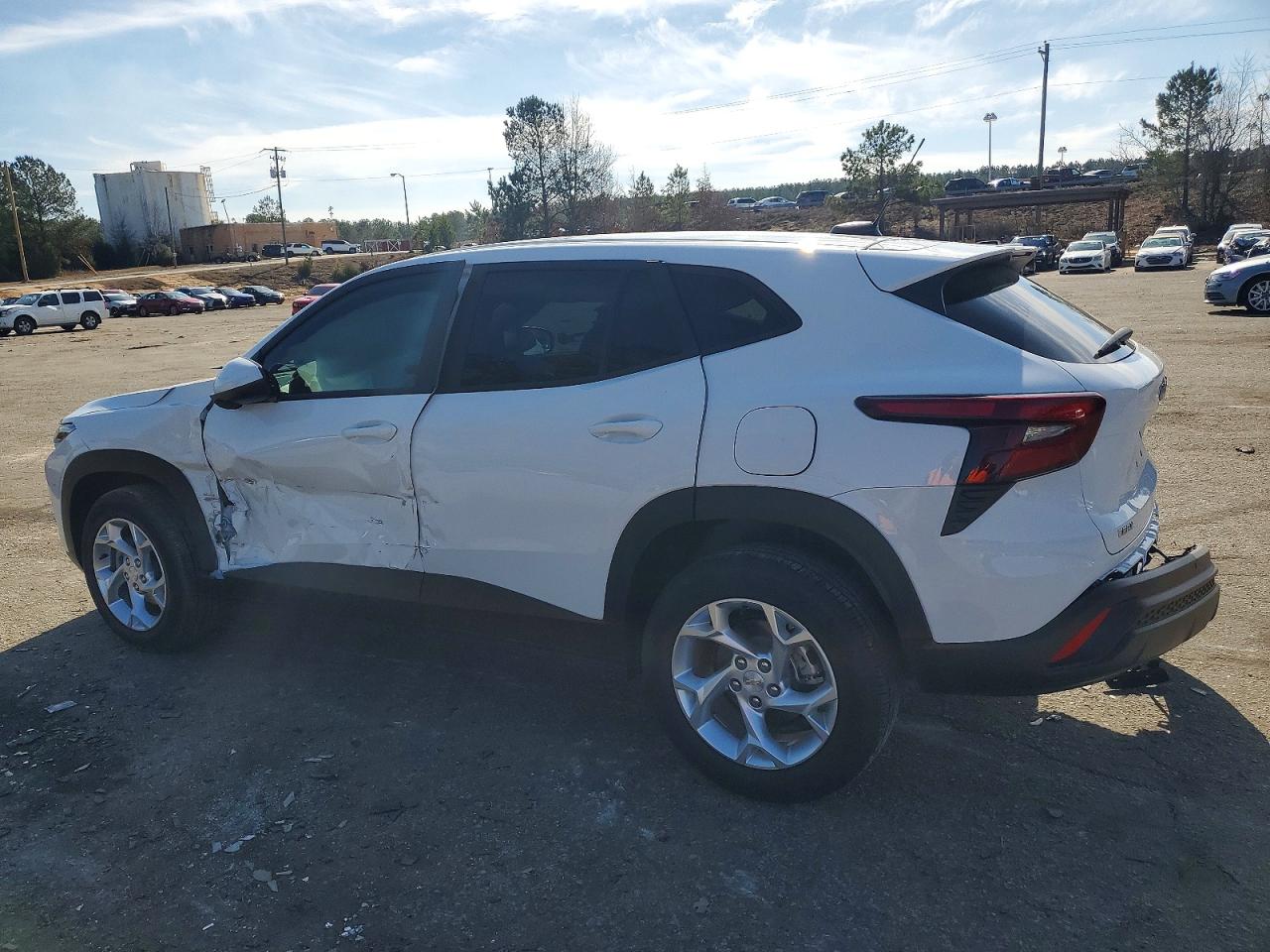2025 CHEVROLET TRAX LS photo 2