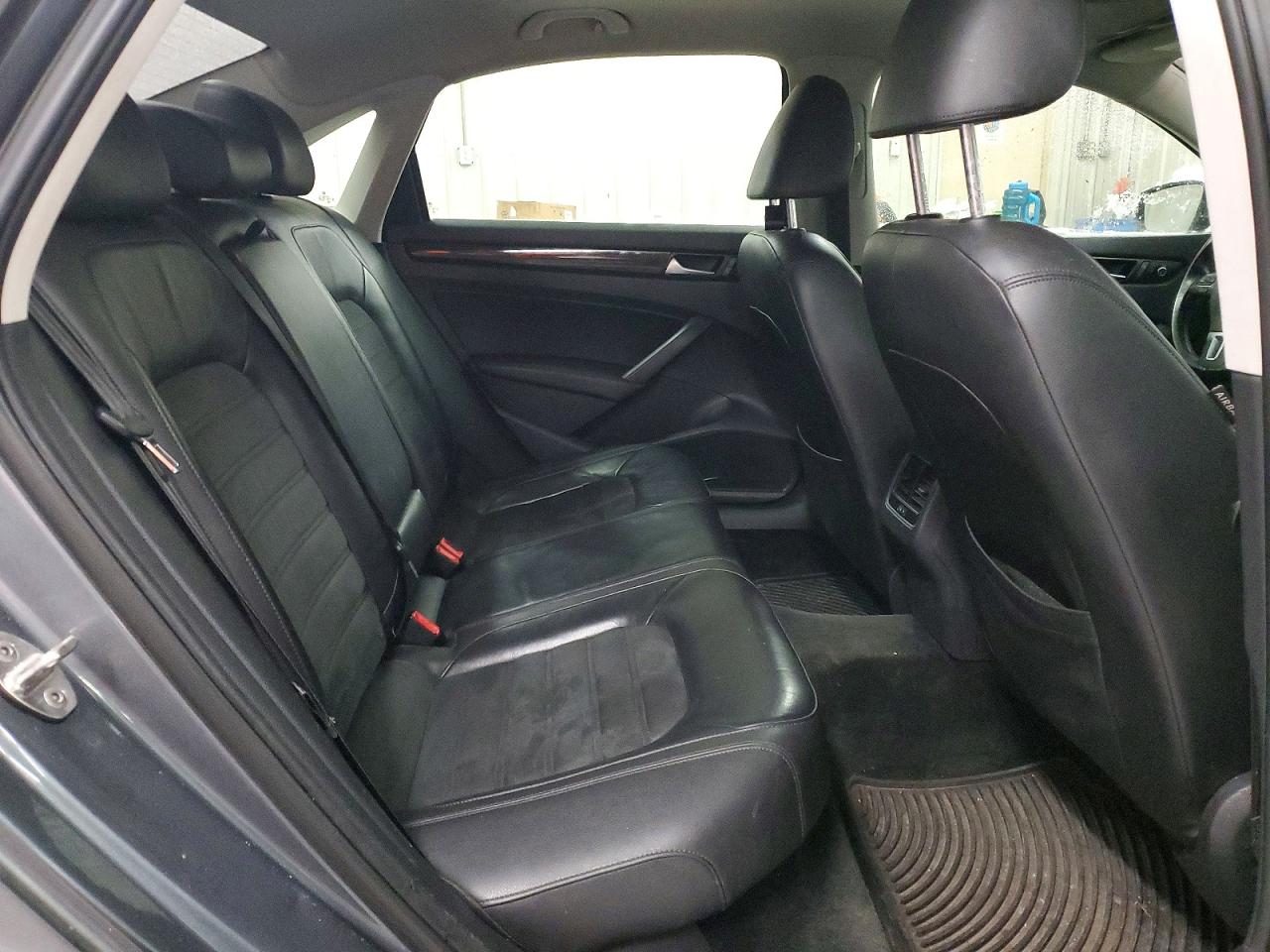 2015 VOLKSWAGEN PASSAT SEL photo 10