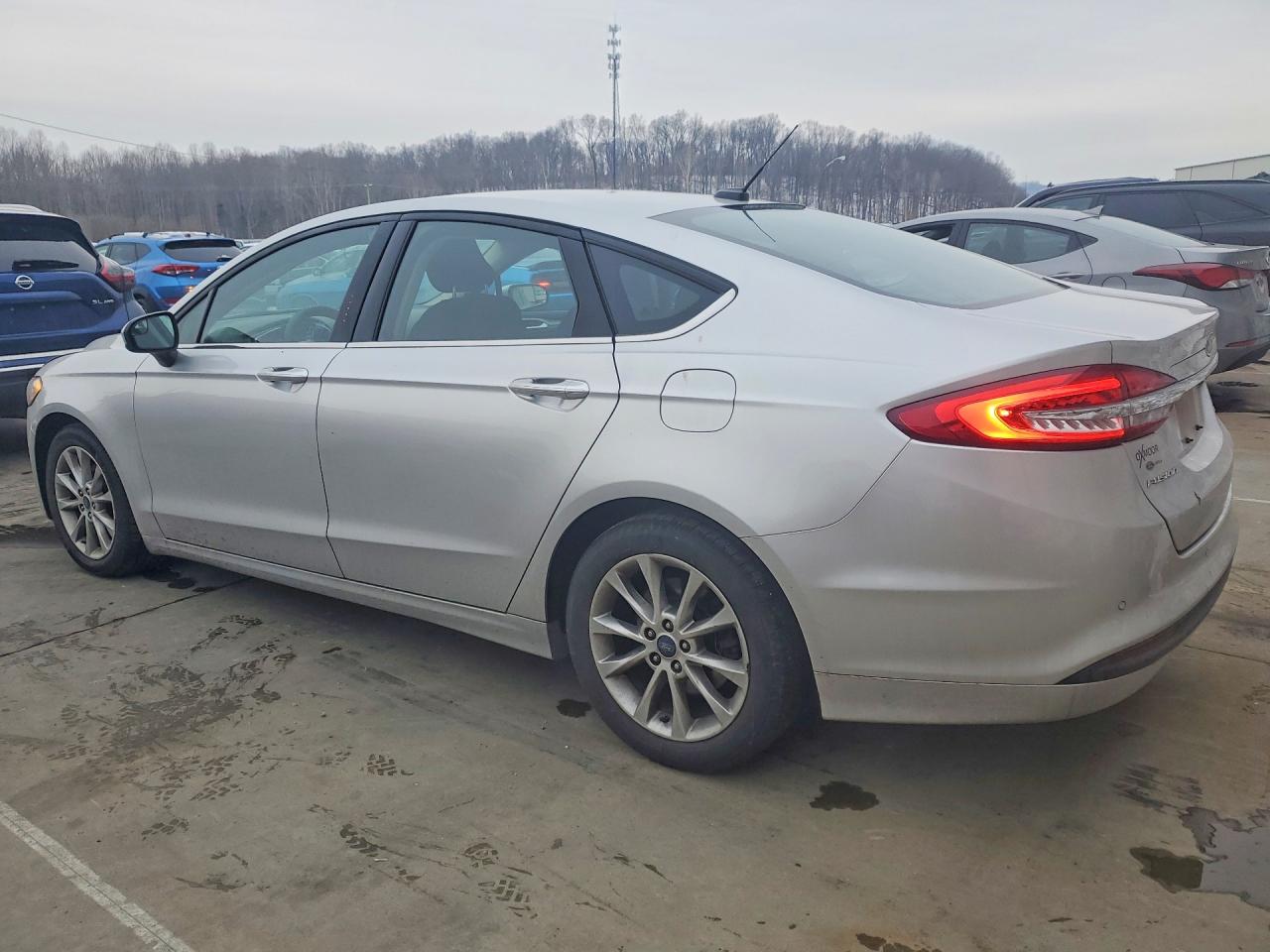 2017 FORD FUSION SE photo 2
