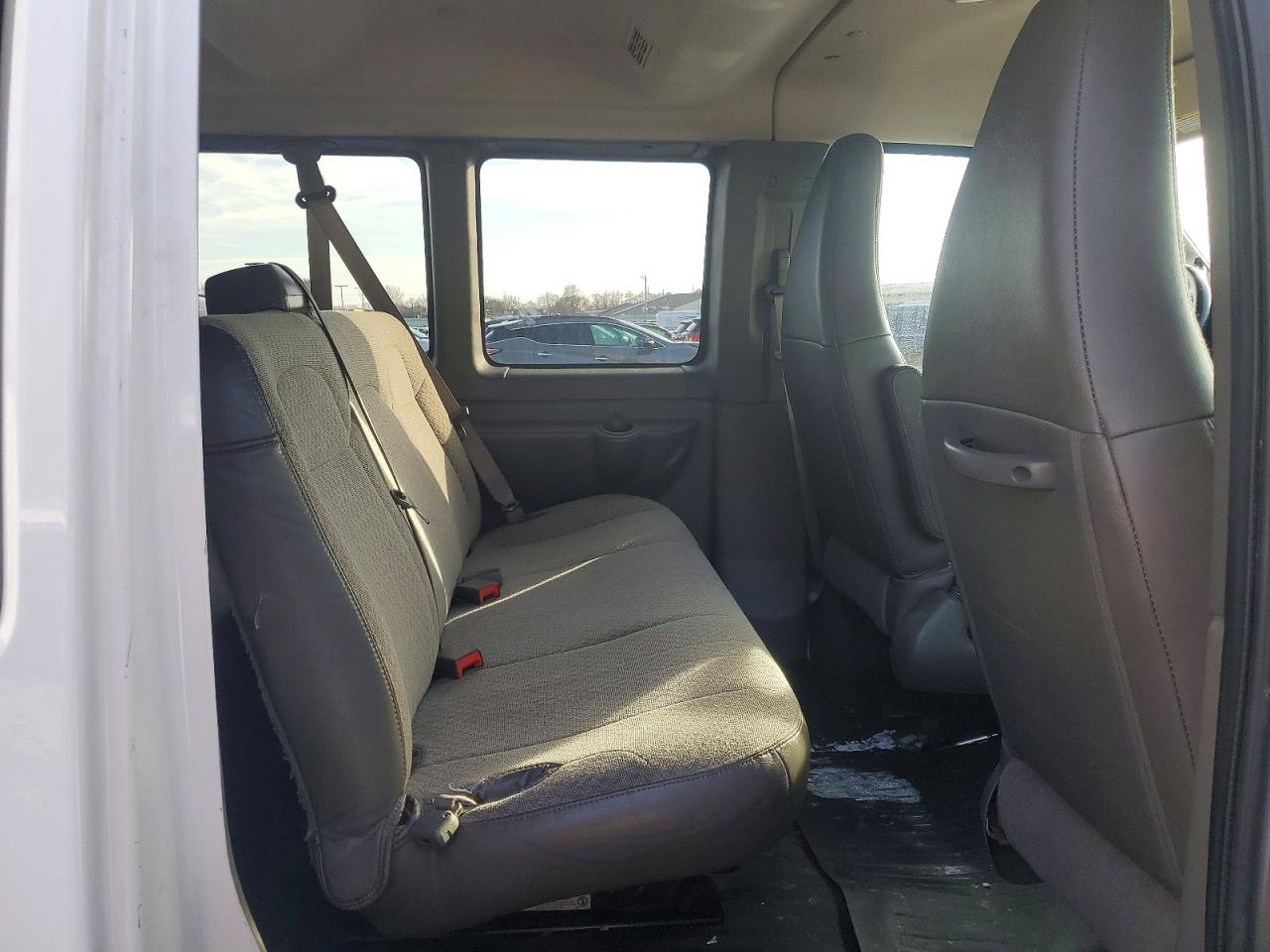 2023 GMC SAVANA G3500 LS photo 28