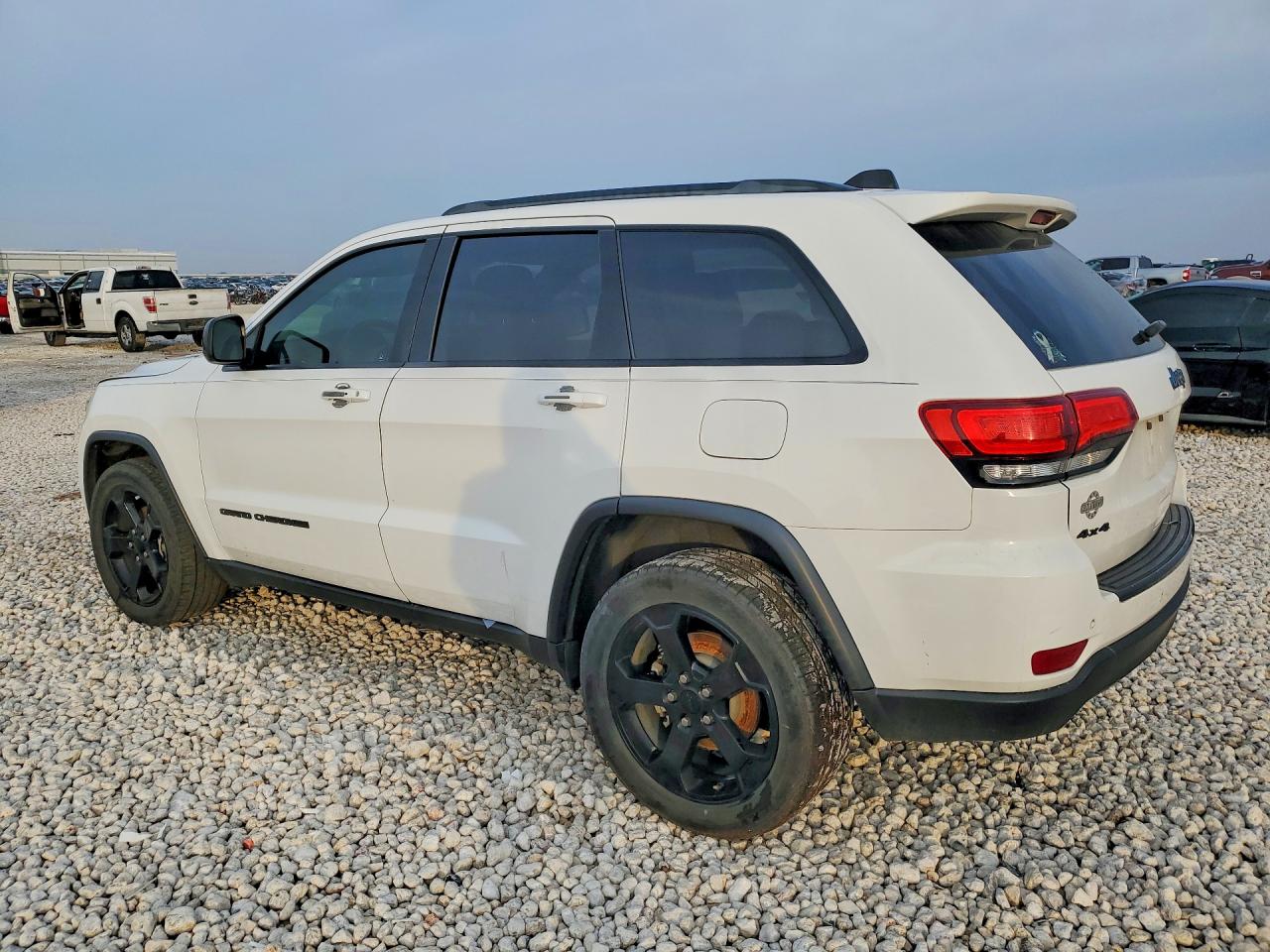 2018 JEEP GRAND CHEROKEE LAREDO photo 2