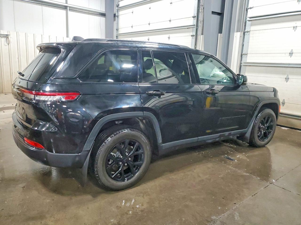 2024 JEEP GRAND CHEROKEE LAREDO photo 3