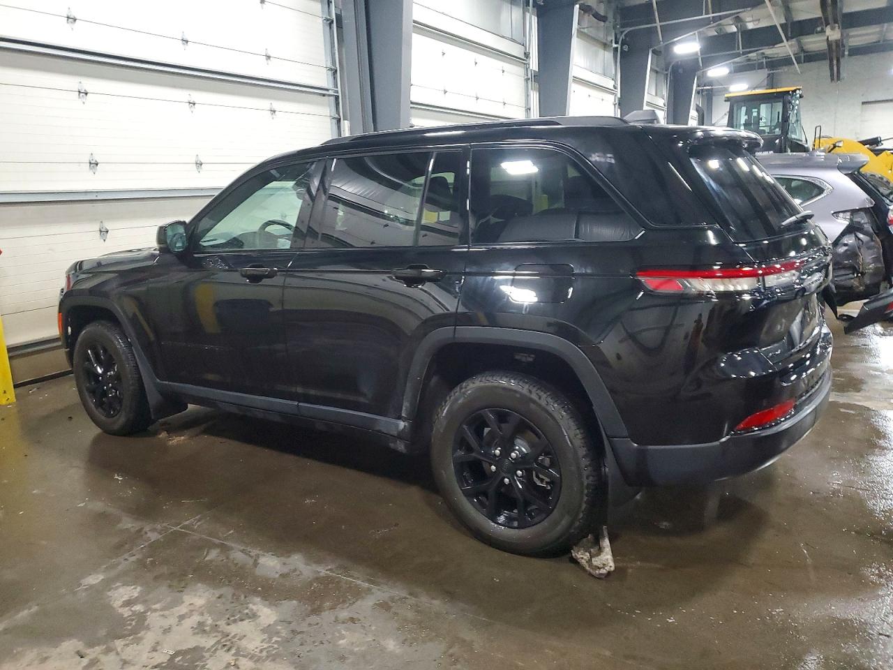 2024 JEEP GRAND CHEROKEE LAREDO photo 2