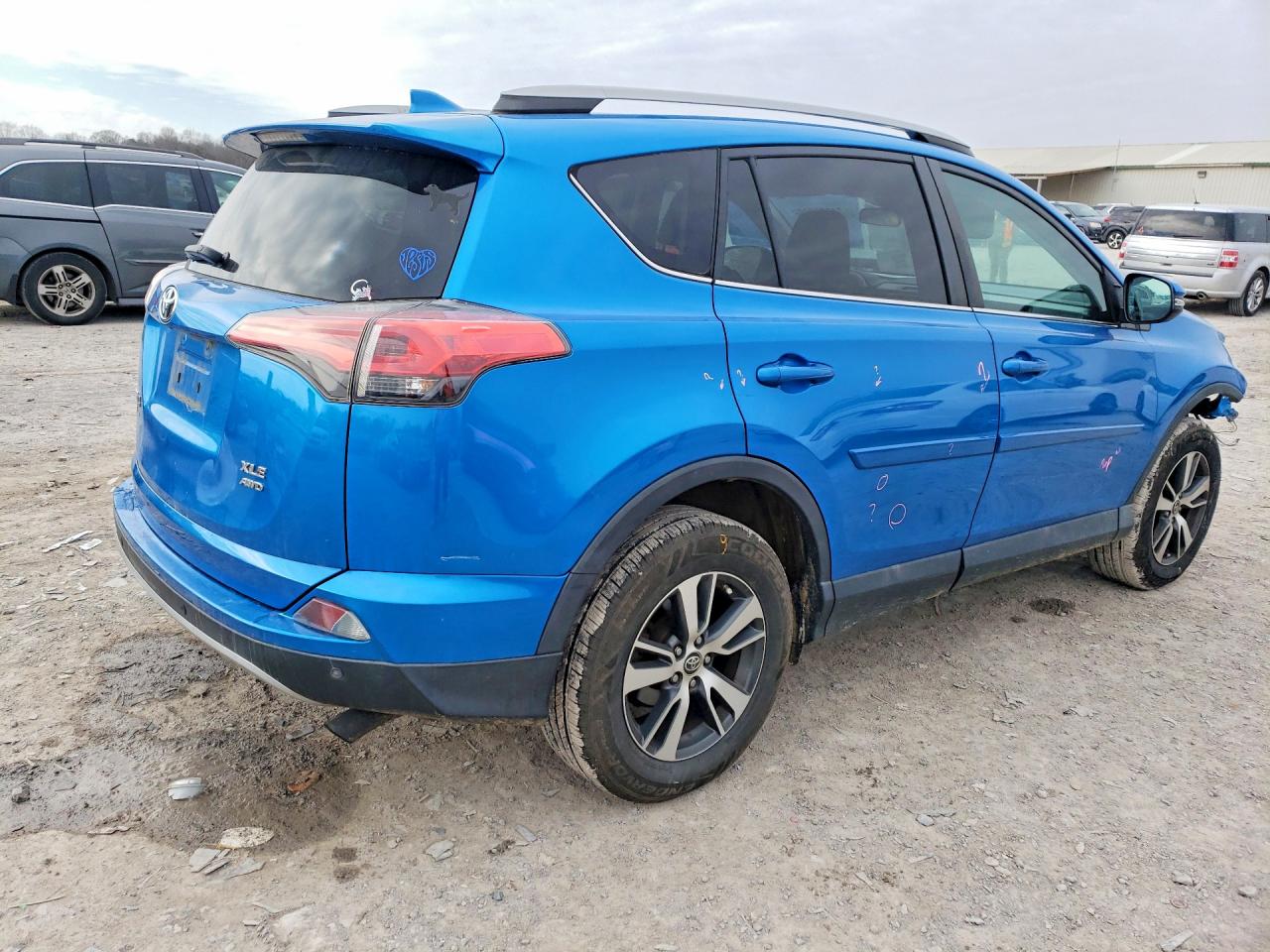 2017 TOYOTA RAV4 XLE photo 5