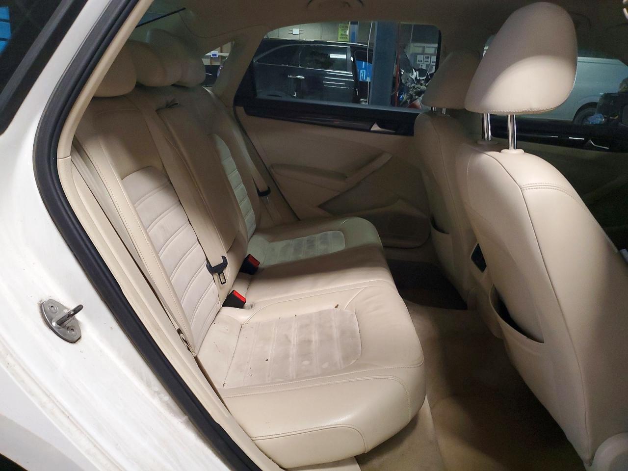 2014 VOLKSWAGEN PASSAT SEL photo 10