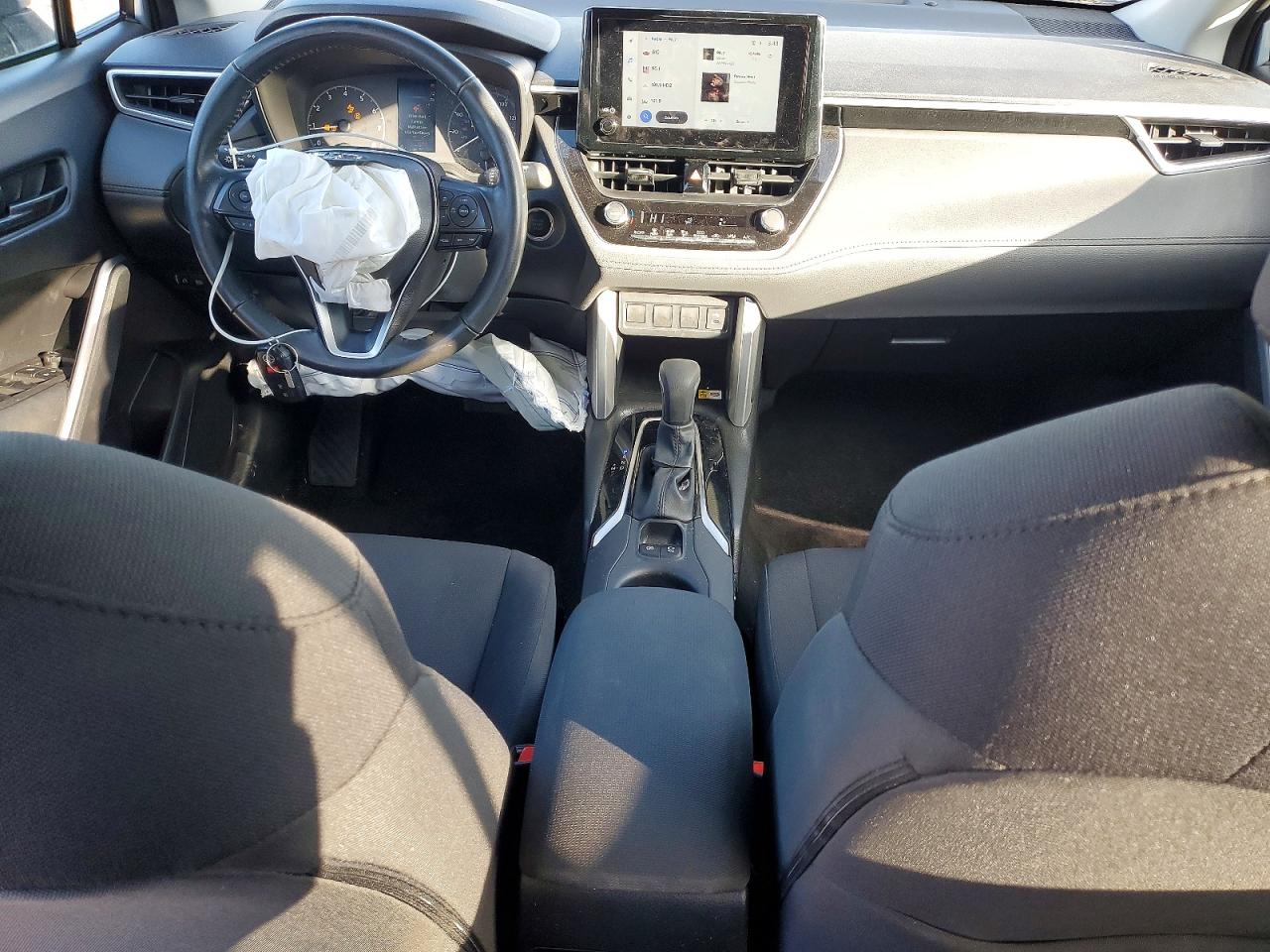 2023 TOYOTA COROLLA CROSS LE photo 8