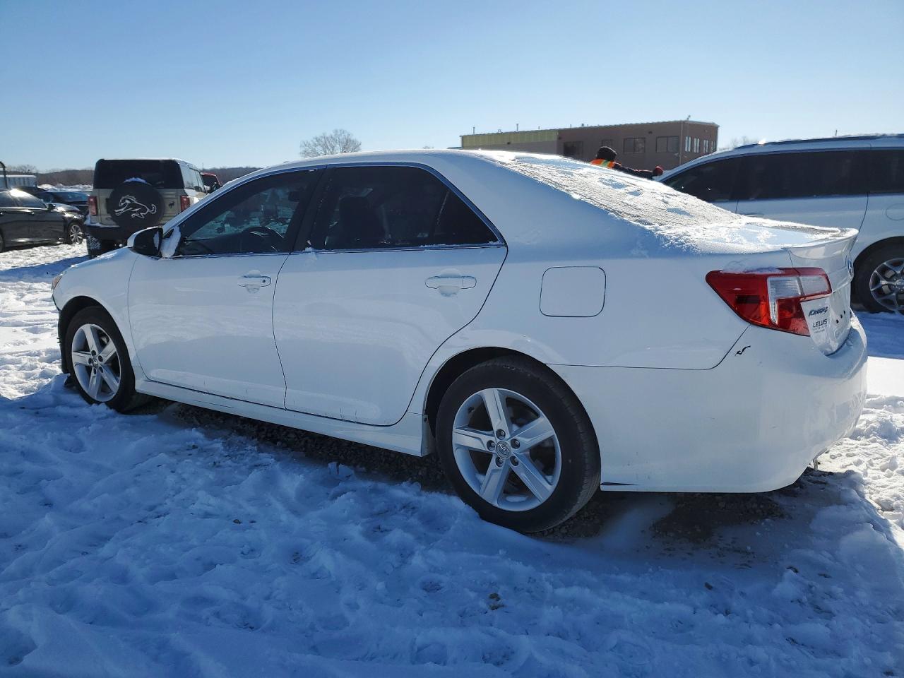 2014 TOYOTA CAMRY SE photo 2