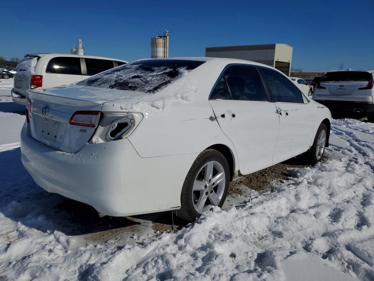 2014 TOYOTA CAMRY SE photo 3
