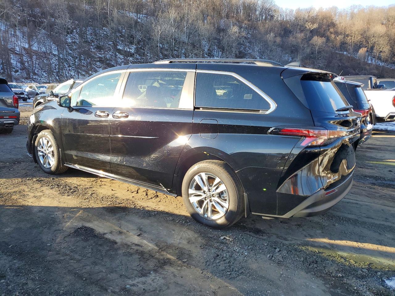 2025 TOYOTA SIENNA AWD HYBRID XLE photo 2