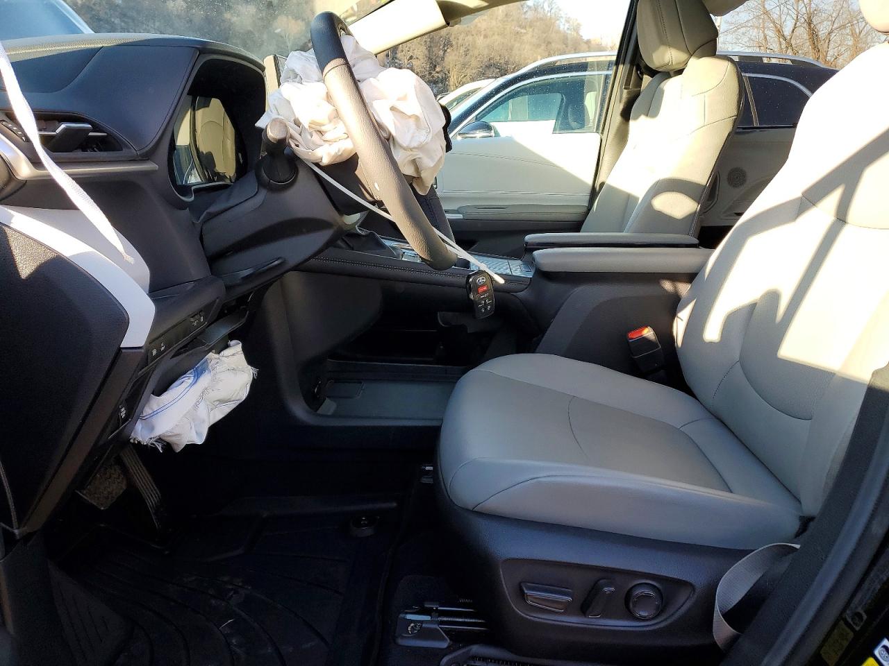 2025 TOYOTA SIENNA AWD HYBRID XLE photo 7
