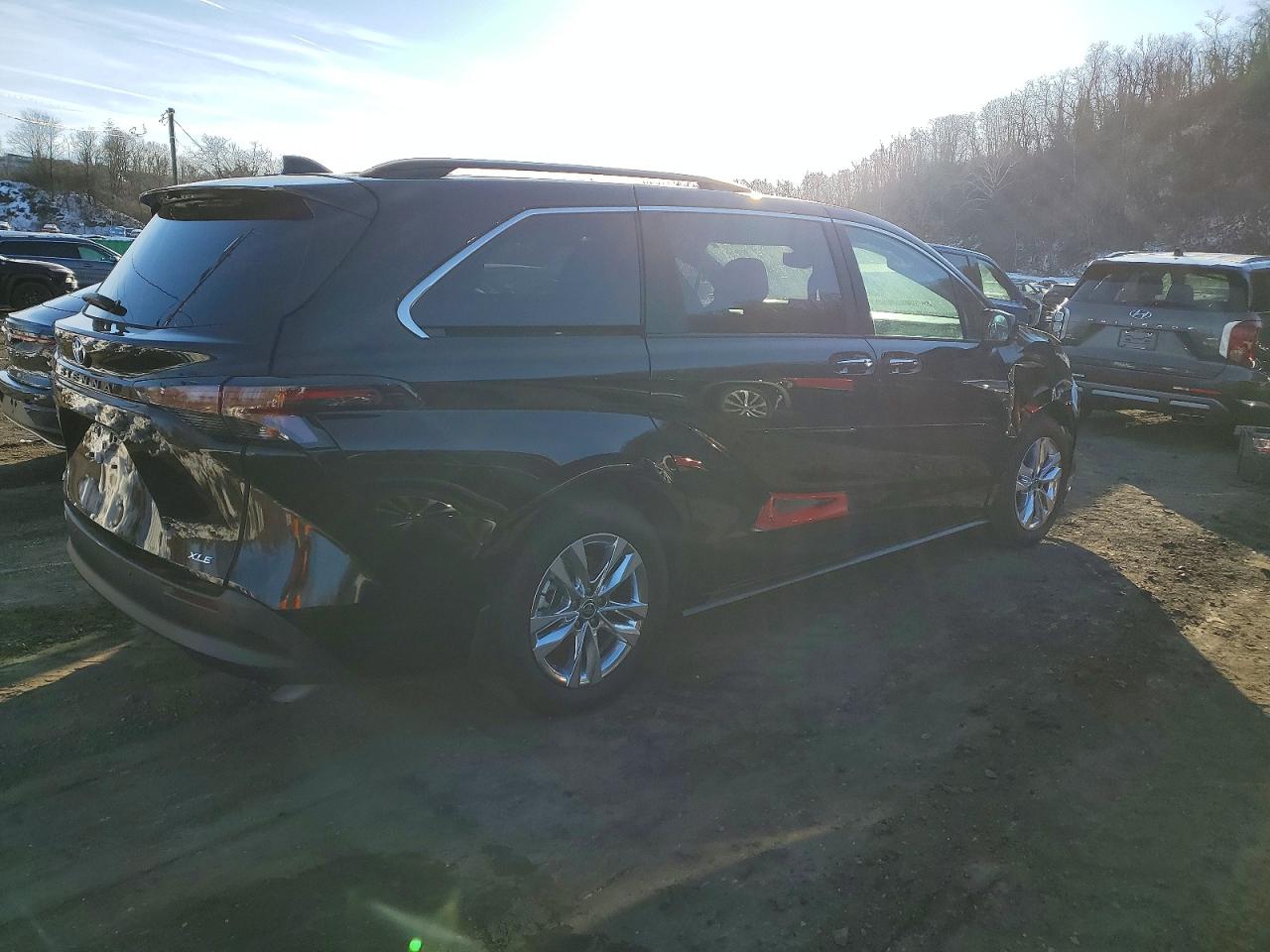 2025 TOYOTA SIENNA AWD HYBRID XLE photo 3