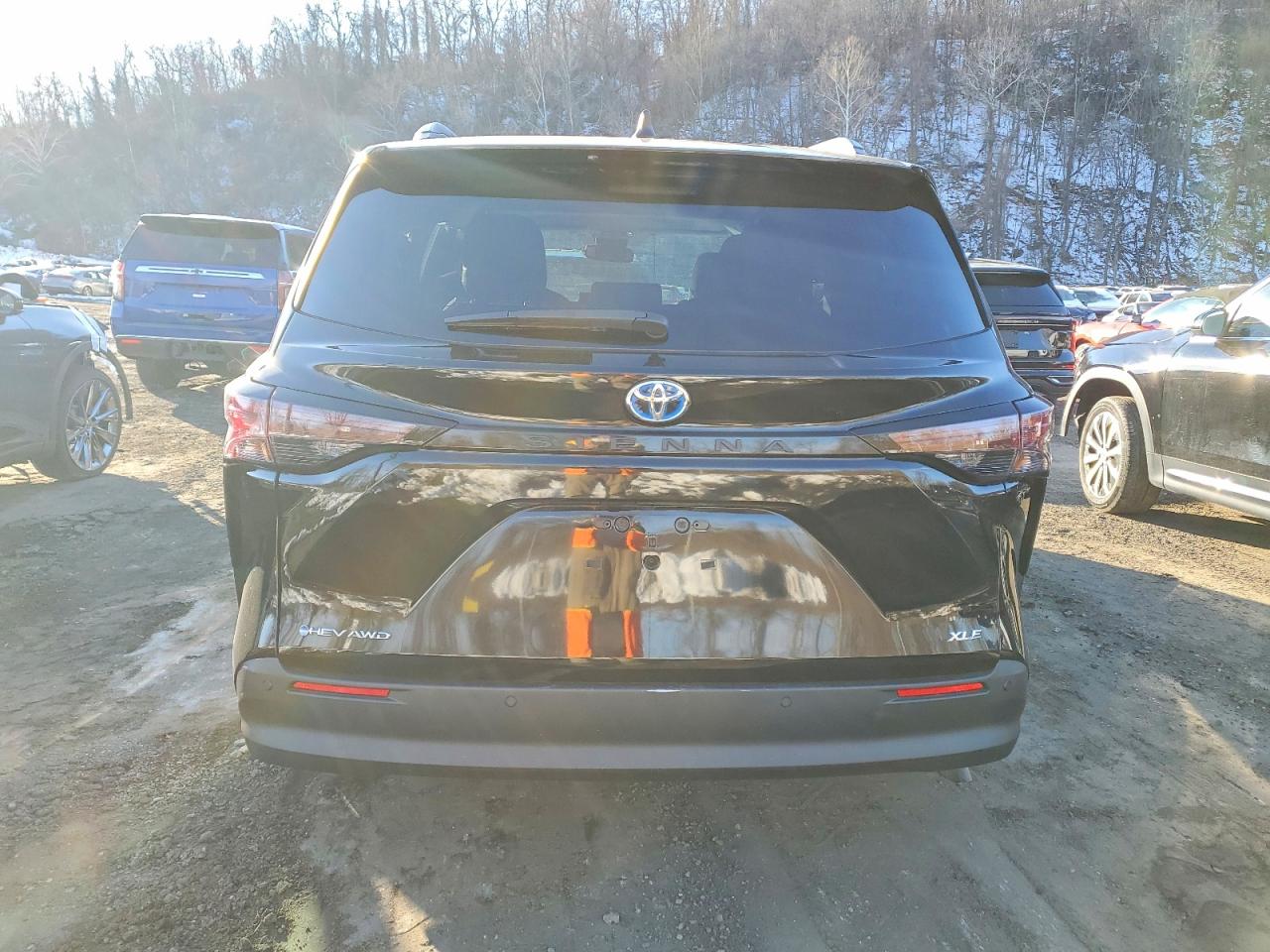 2025 TOYOTA SIENNA AWD HYBRID XLE photo 6