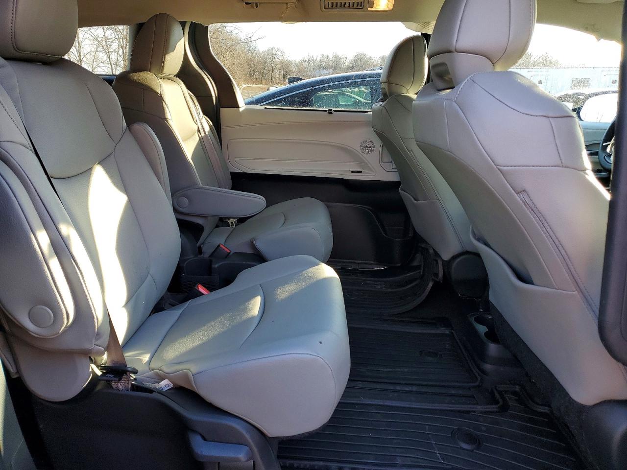 2025 TOYOTA SIENNA AWD HYBRID XLE photo 11