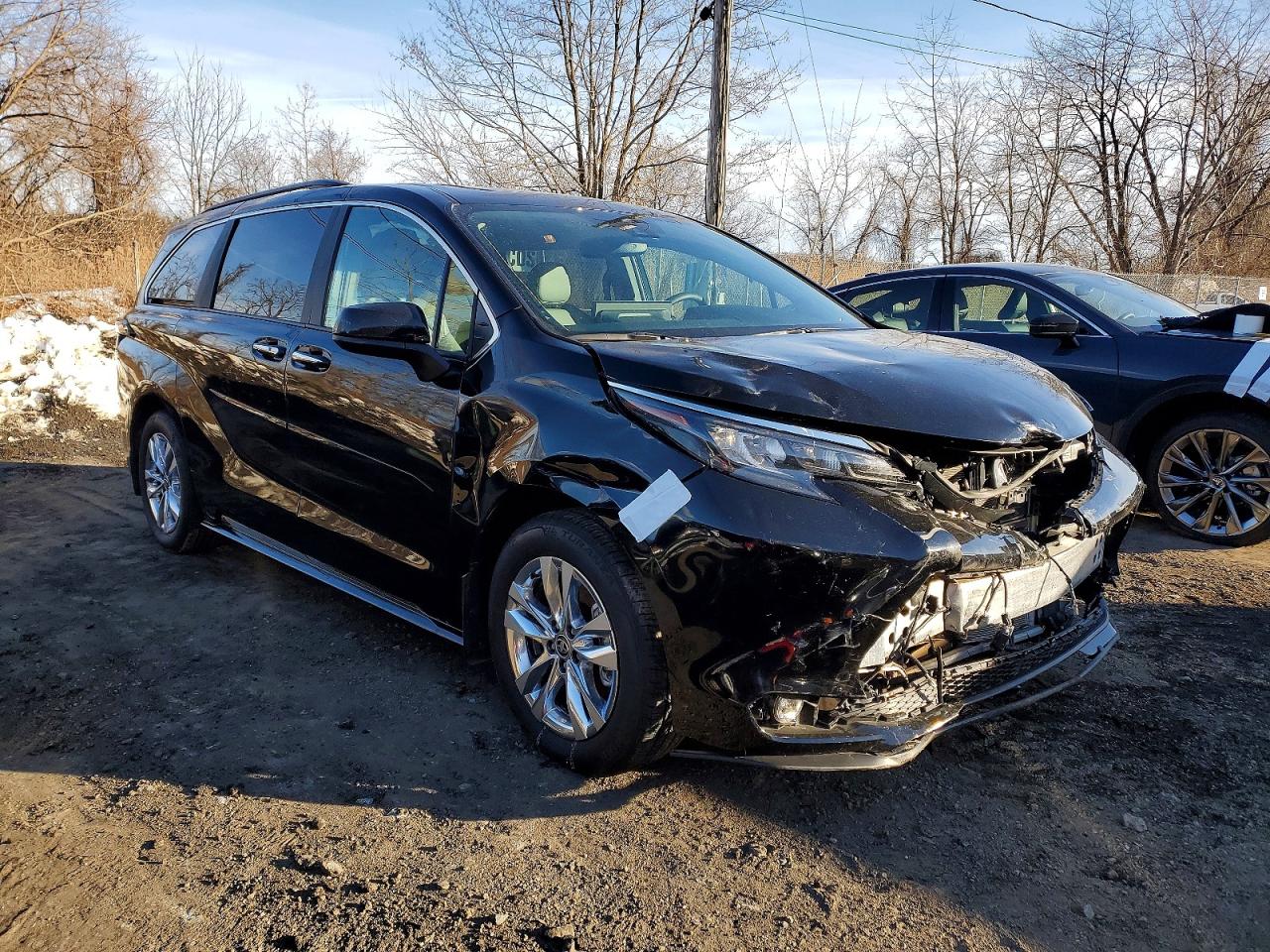 2025 TOYOTA SIENNA AWD HYBRID XLE photo 4