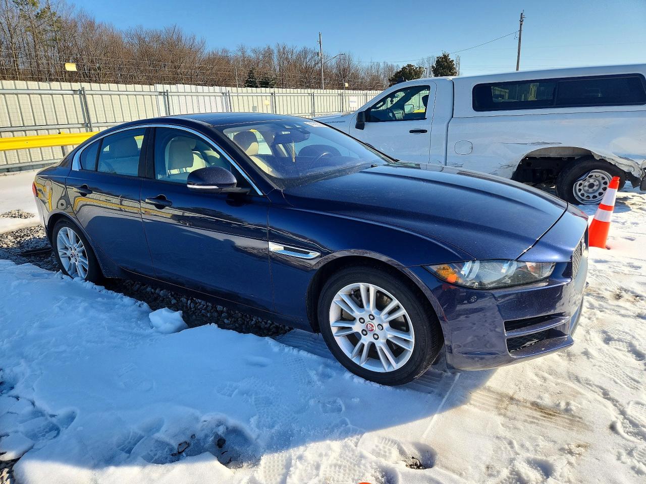 2017 JAGUAR XE PREMIUM photo 4