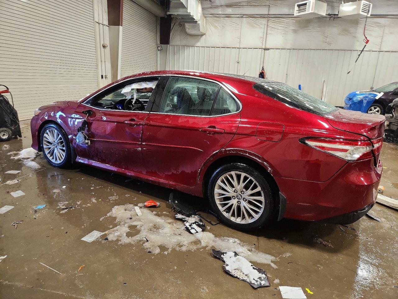 2018 TOYOTA CAMRY XLE photo 4