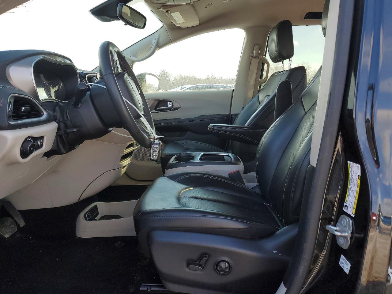2023 CHRYSLER PACIFICA TOURING L photo 13