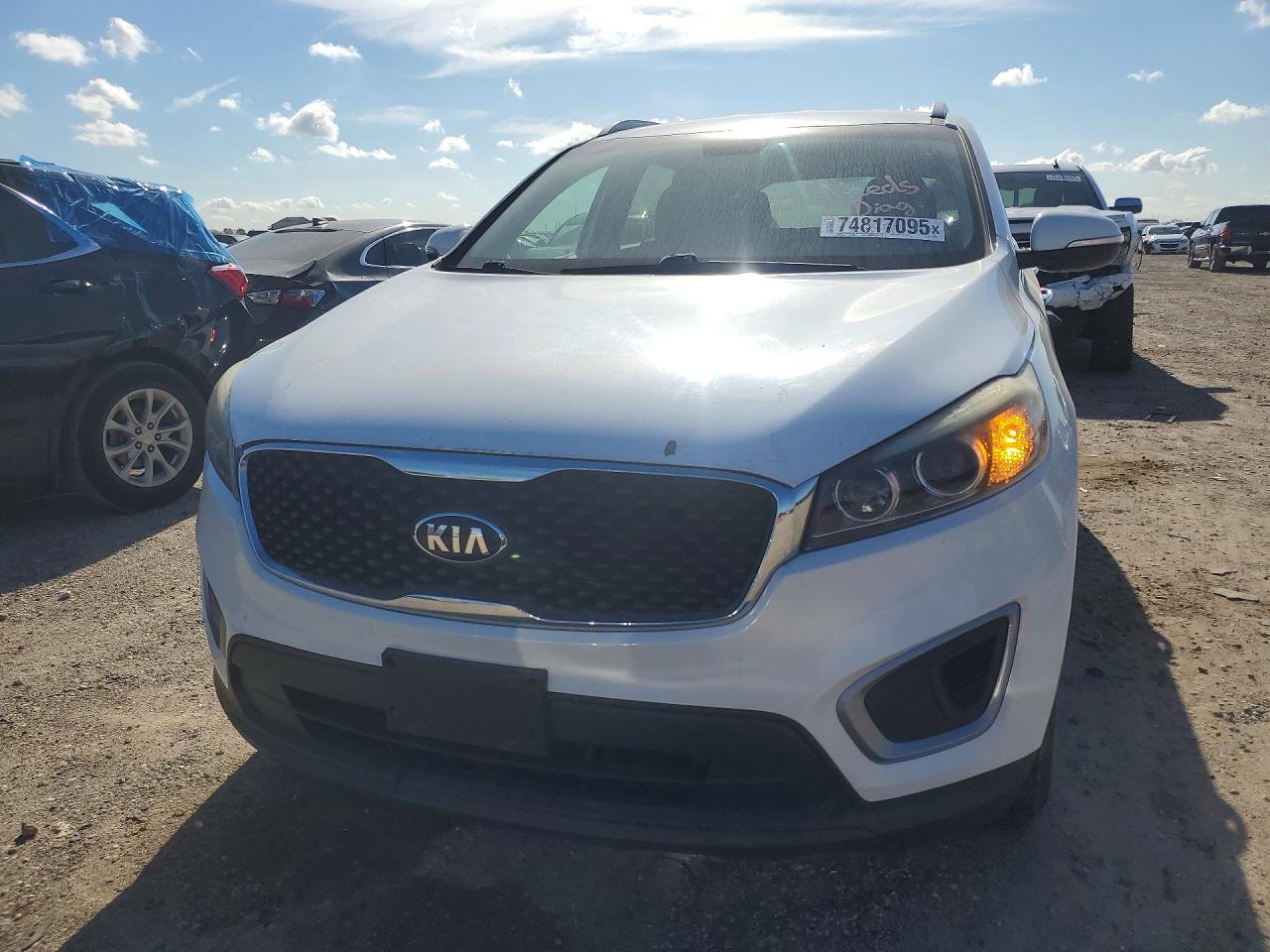 2017 KIA SORENTO photo 9