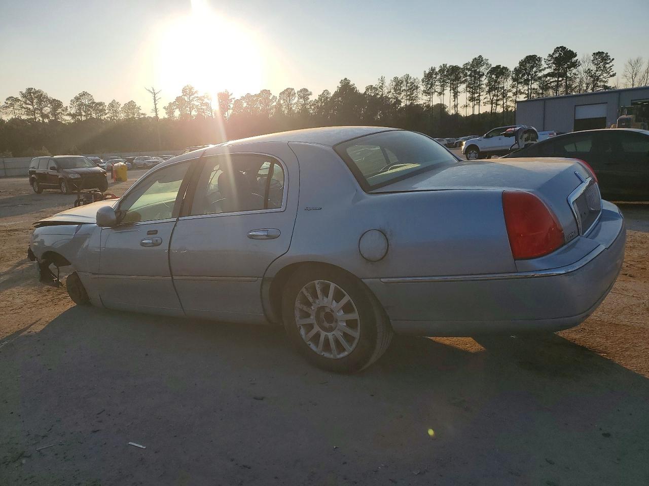 2006 LINCOLN TOWN CAR SIGNATURE photo 4