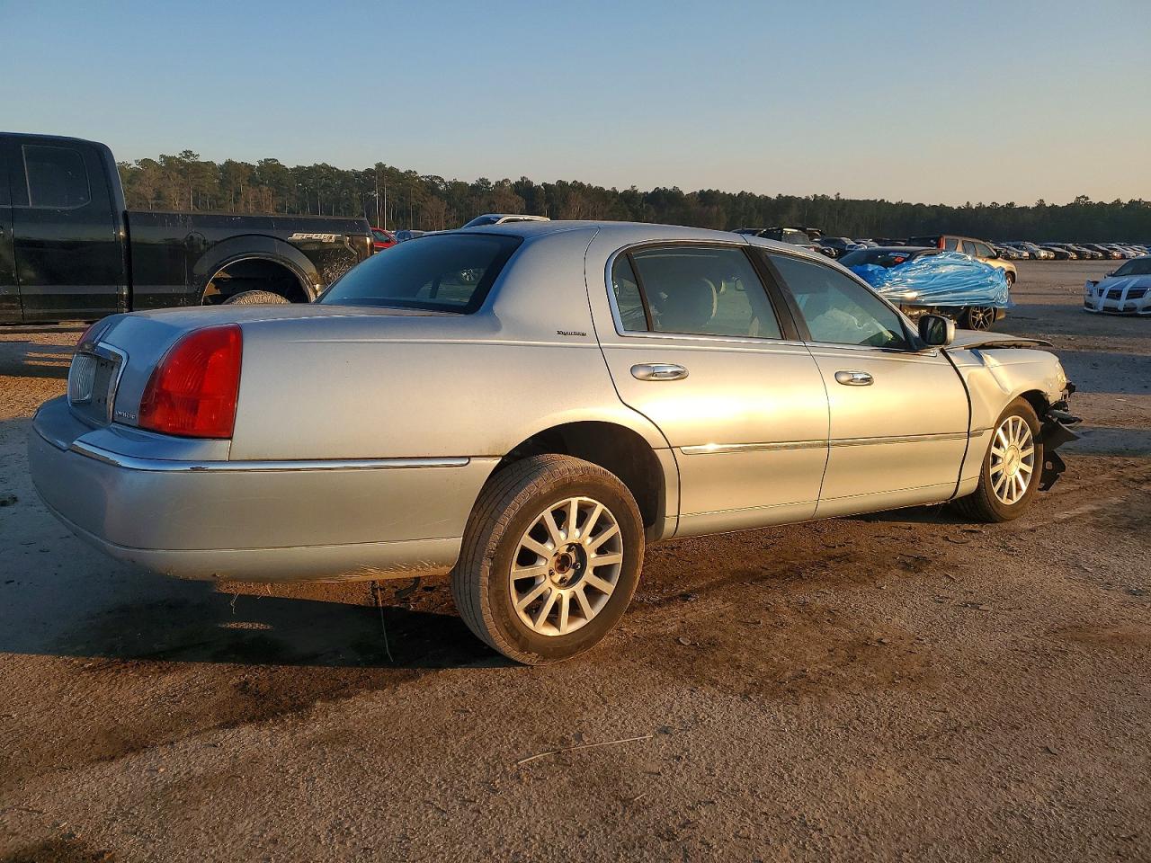2006 LINCOLN TOWN CAR SIGNATURE photo 7