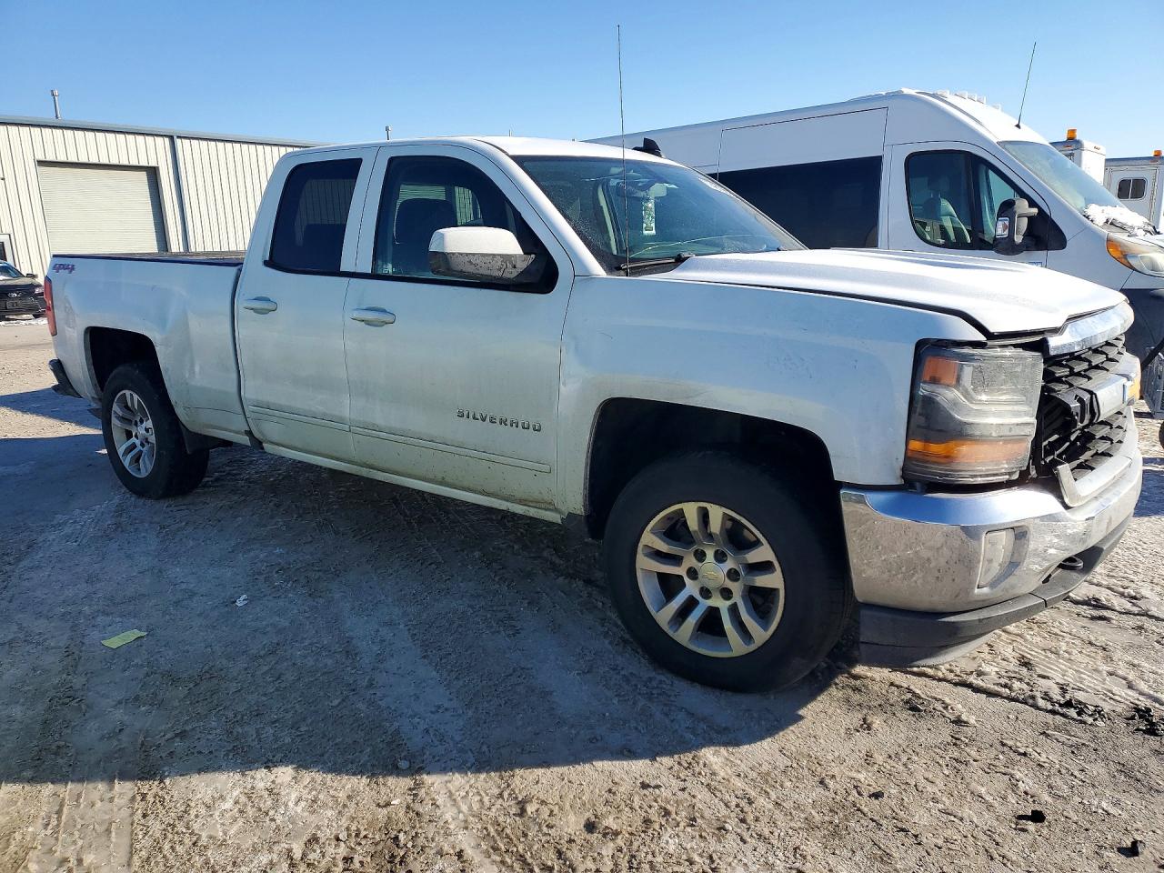 2017 CHEVROLET SILVERADO K1500 LT photo 4