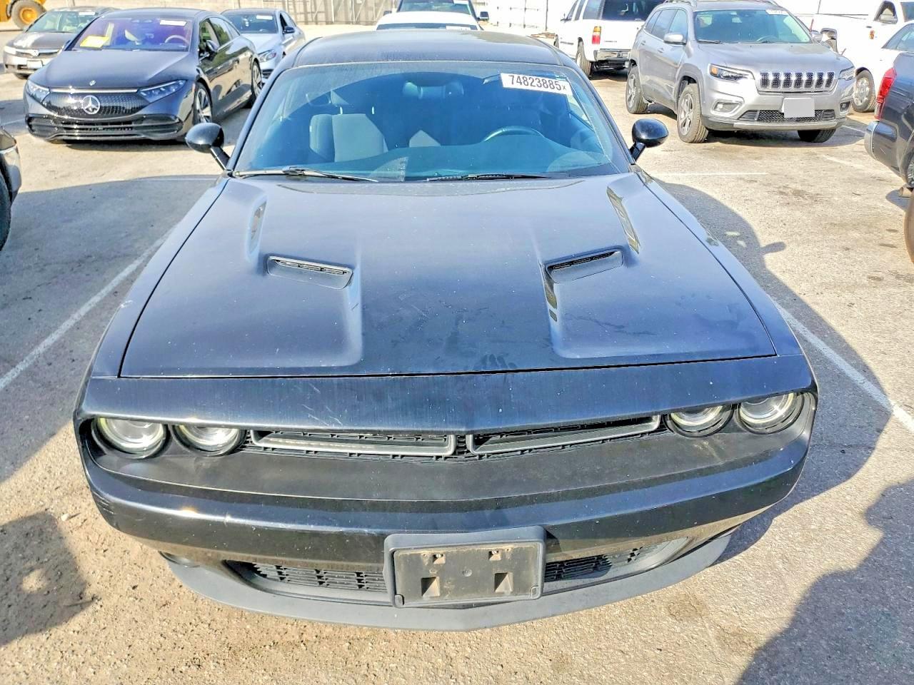 2016 DODGE CHALLENGER SXT photo 5