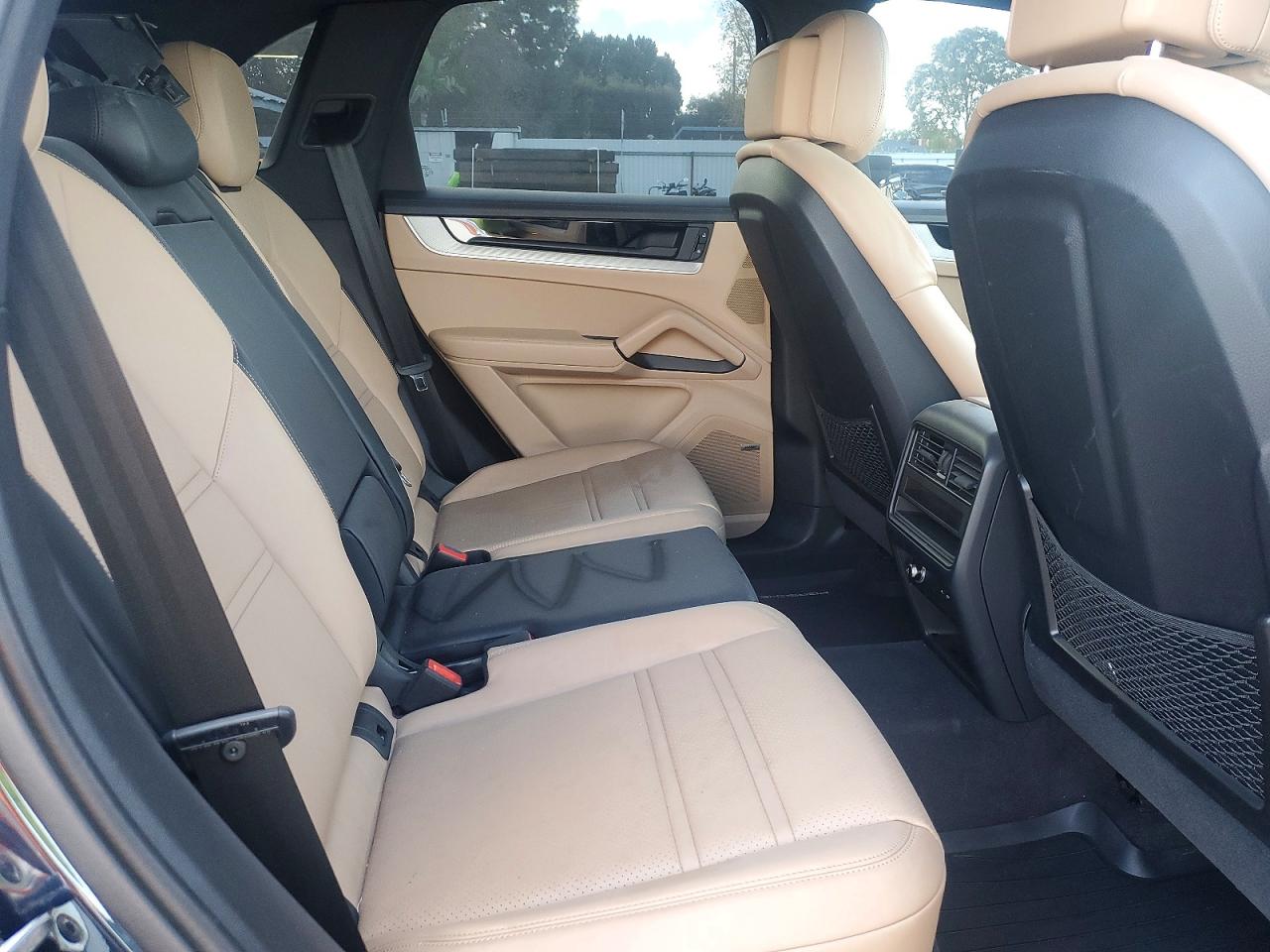 2024 PORSCHE CAYENNE photo 31