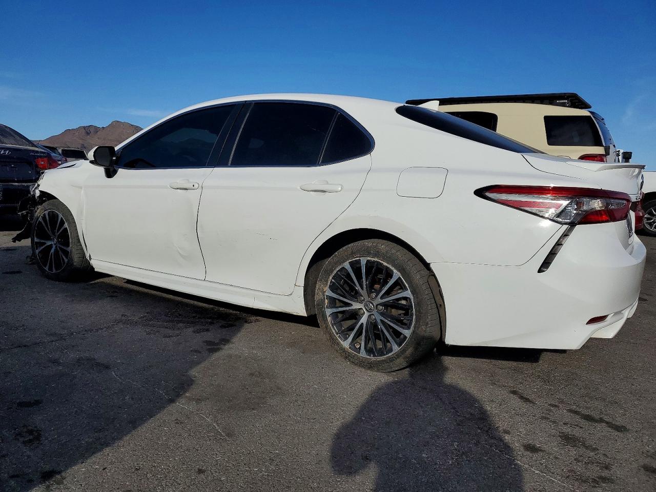 2019 TOYOTA CAMRY SE photo 2