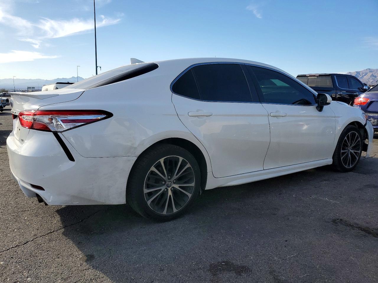 2019 TOYOTA CAMRY SE photo 3