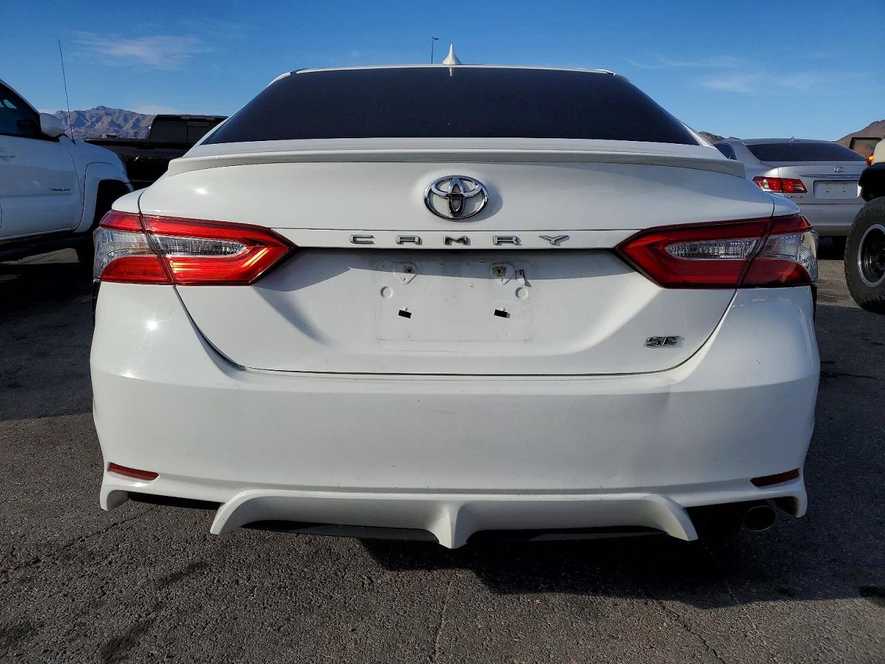 2019 TOYOTA CAMRY SE photo 6