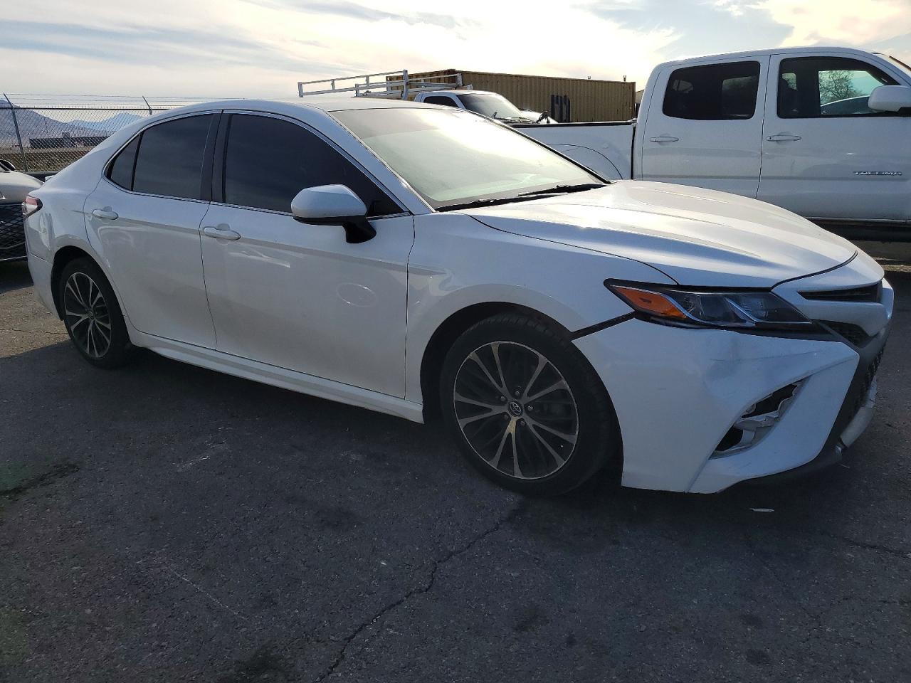 2019 TOYOTA CAMRY SE photo 4