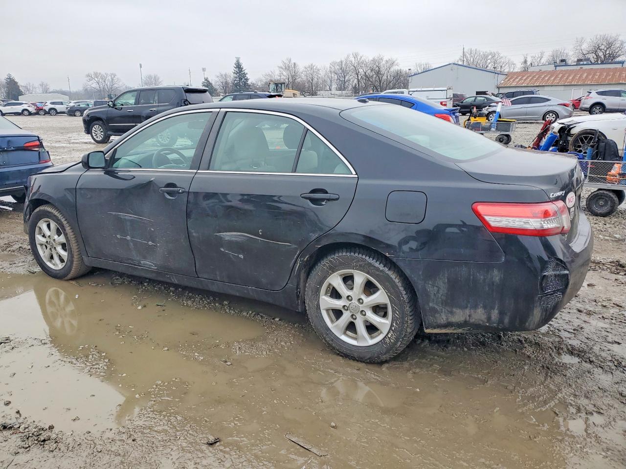 2011 TOYOTA CAMRY photo 3