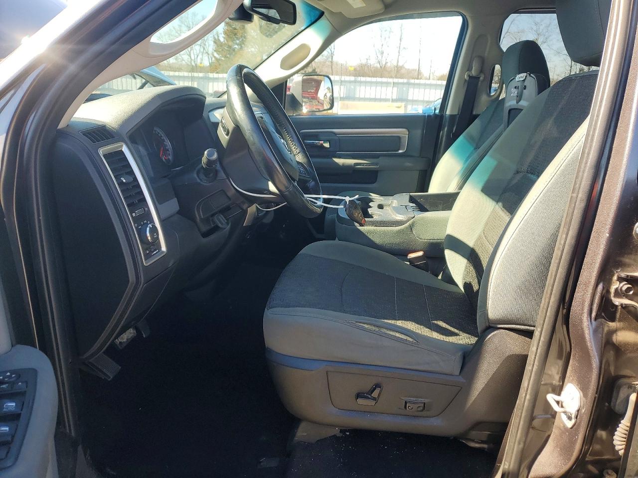 2015 RAM 1500 SLT photo 13