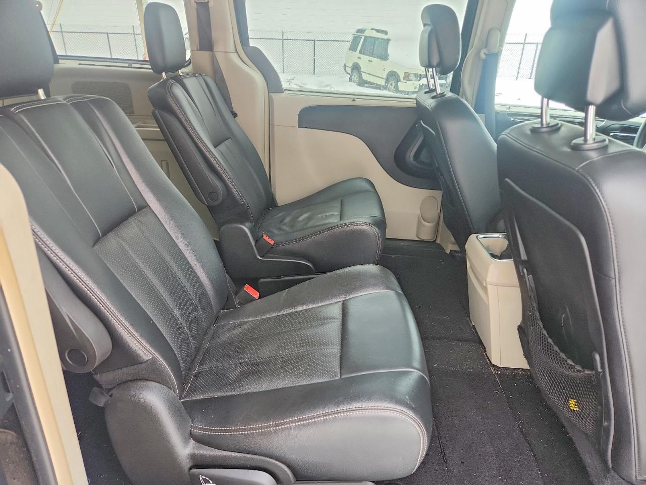 2015 CHRYSLER TOWN & COUNTRY TOURING L photo 11