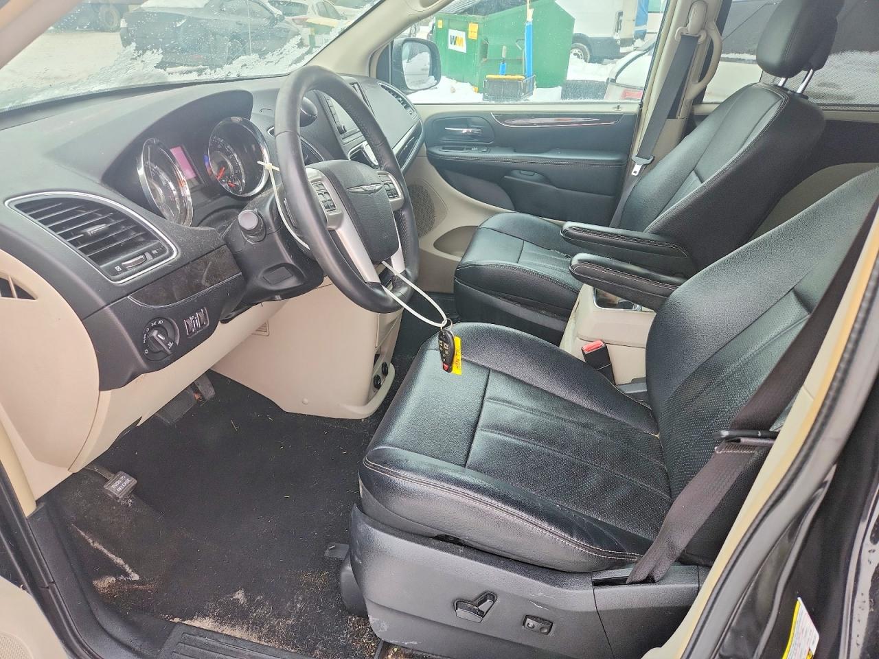2015 CHRYSLER TOWN & COUNTRY TOURING L photo 7